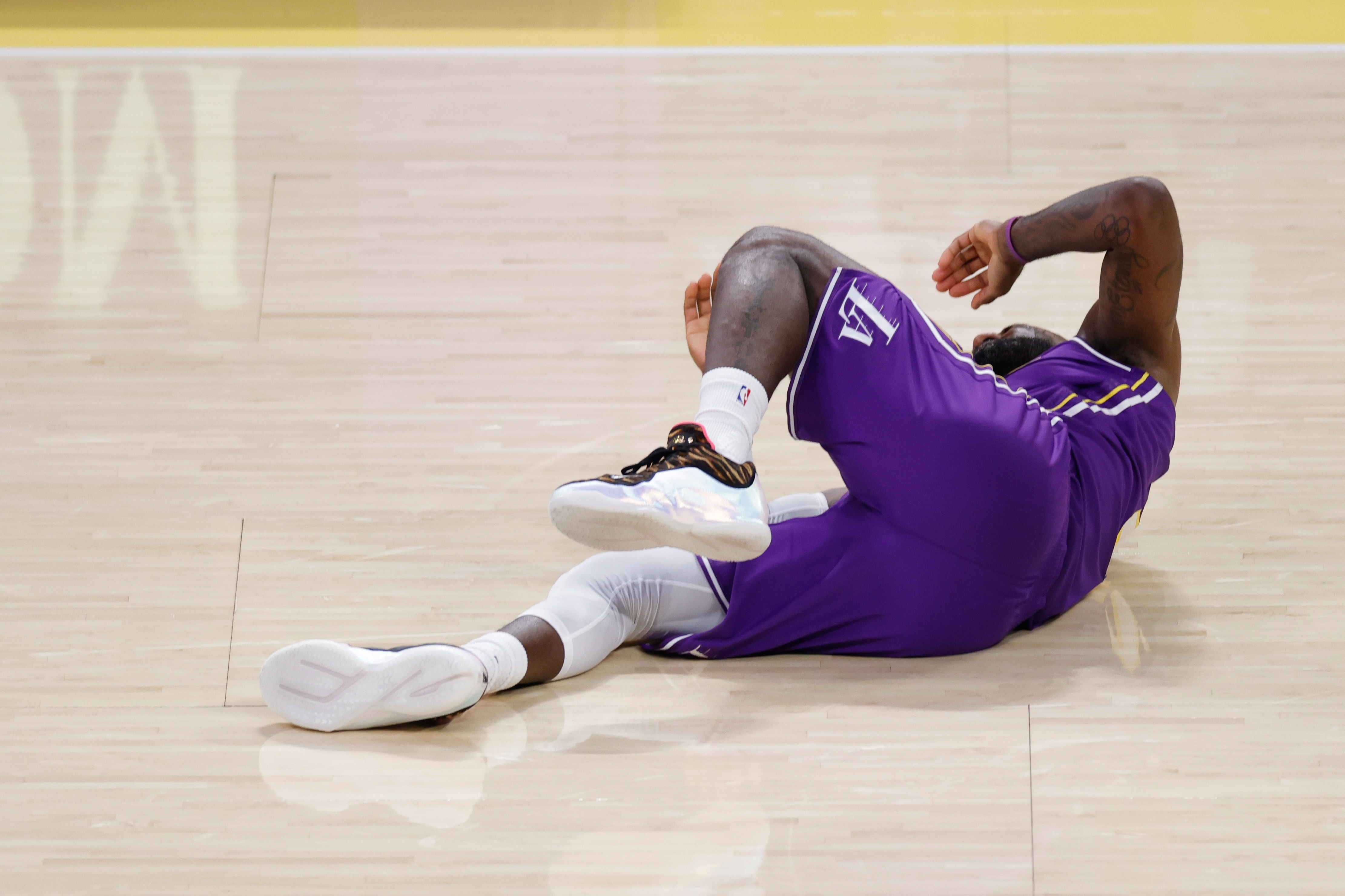 杰弗森：詹姆斯的假摔是最搞笑的 因为实在太假了 根本不懂怎么摔