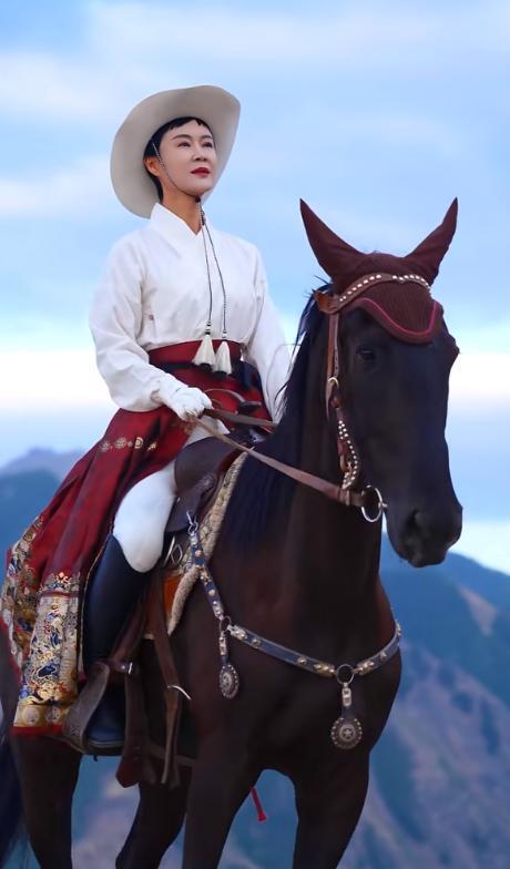 云开官网-47岁贺娇龙去世后续！好友曝其婚姻现状，三任老公都离了，没孩子