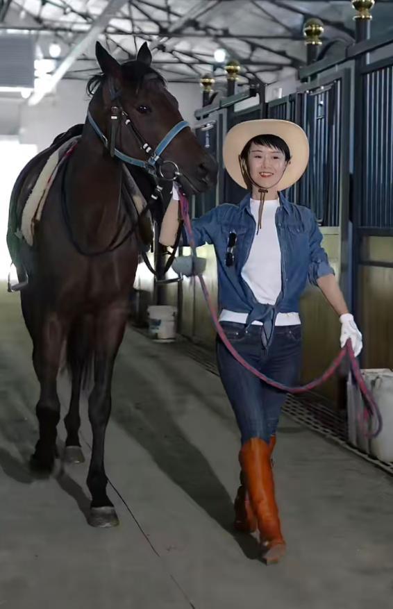 云开官网-47岁贺娇龙去世后续！好友曝其婚姻现状，三任老公都离了，没孩子