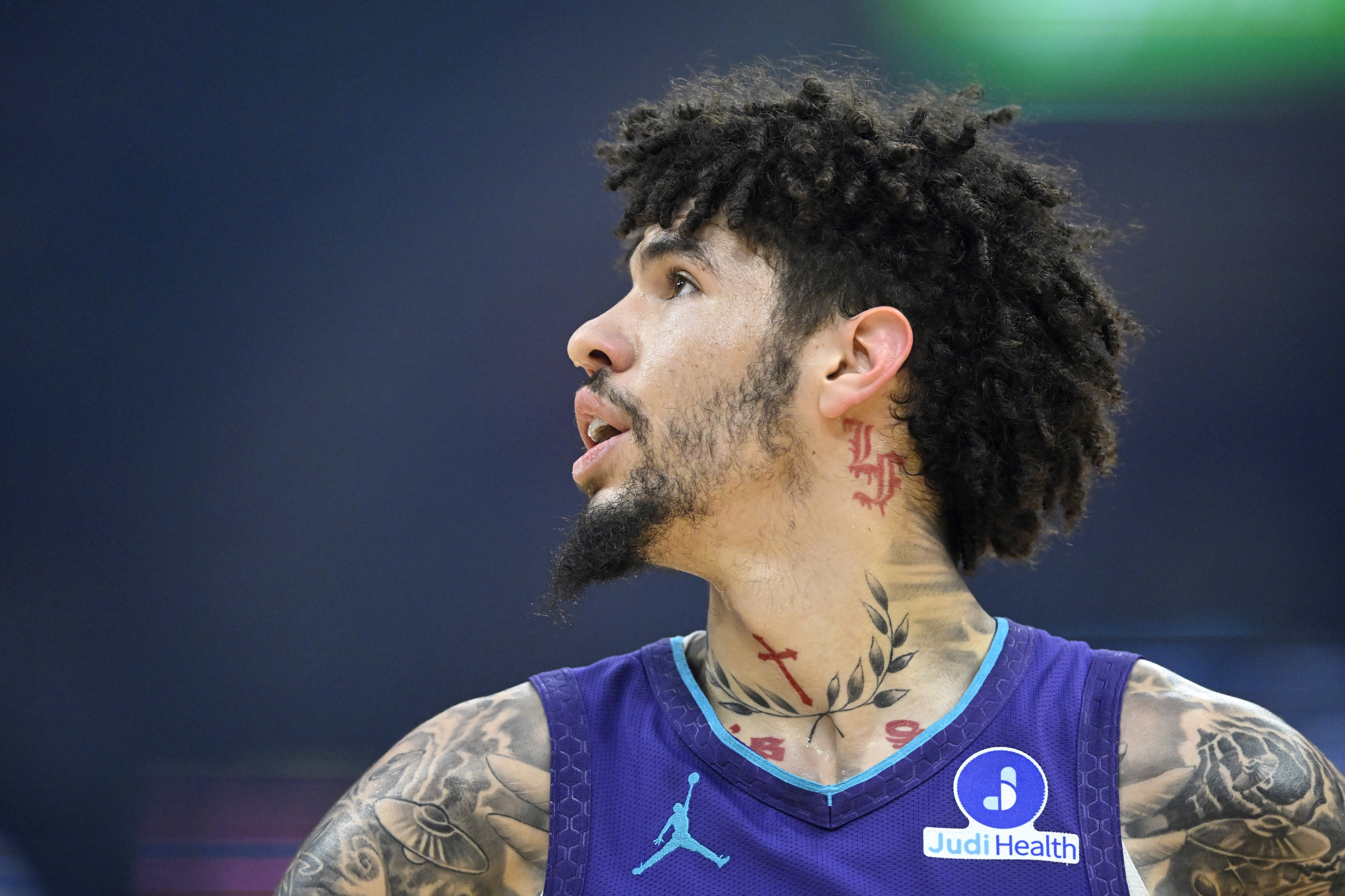 yunkai体育-白送球权！拉梅洛·鲍尔后场送长传 离谱将球扔出界了