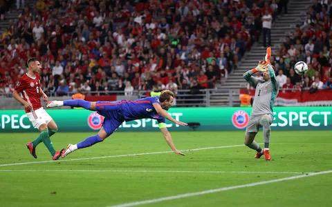 yunkai官网-三狮四球回击种族主义！索氏英格兰更勇敢更强大