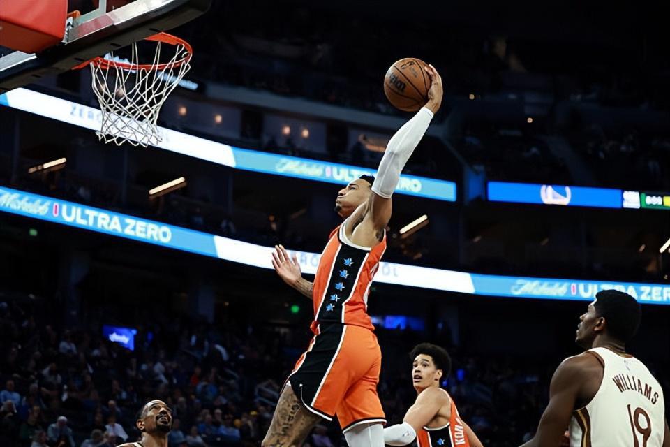 云开体育-明明状态如此出色，快船为什么不给侧翼新星多些出手机会呢？