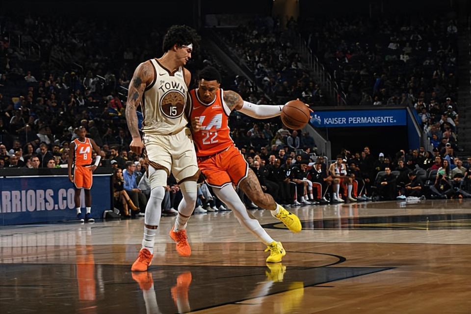 云开体育-明明状态如此出色，快船为什么不给侧翼新星多些出手机会呢？