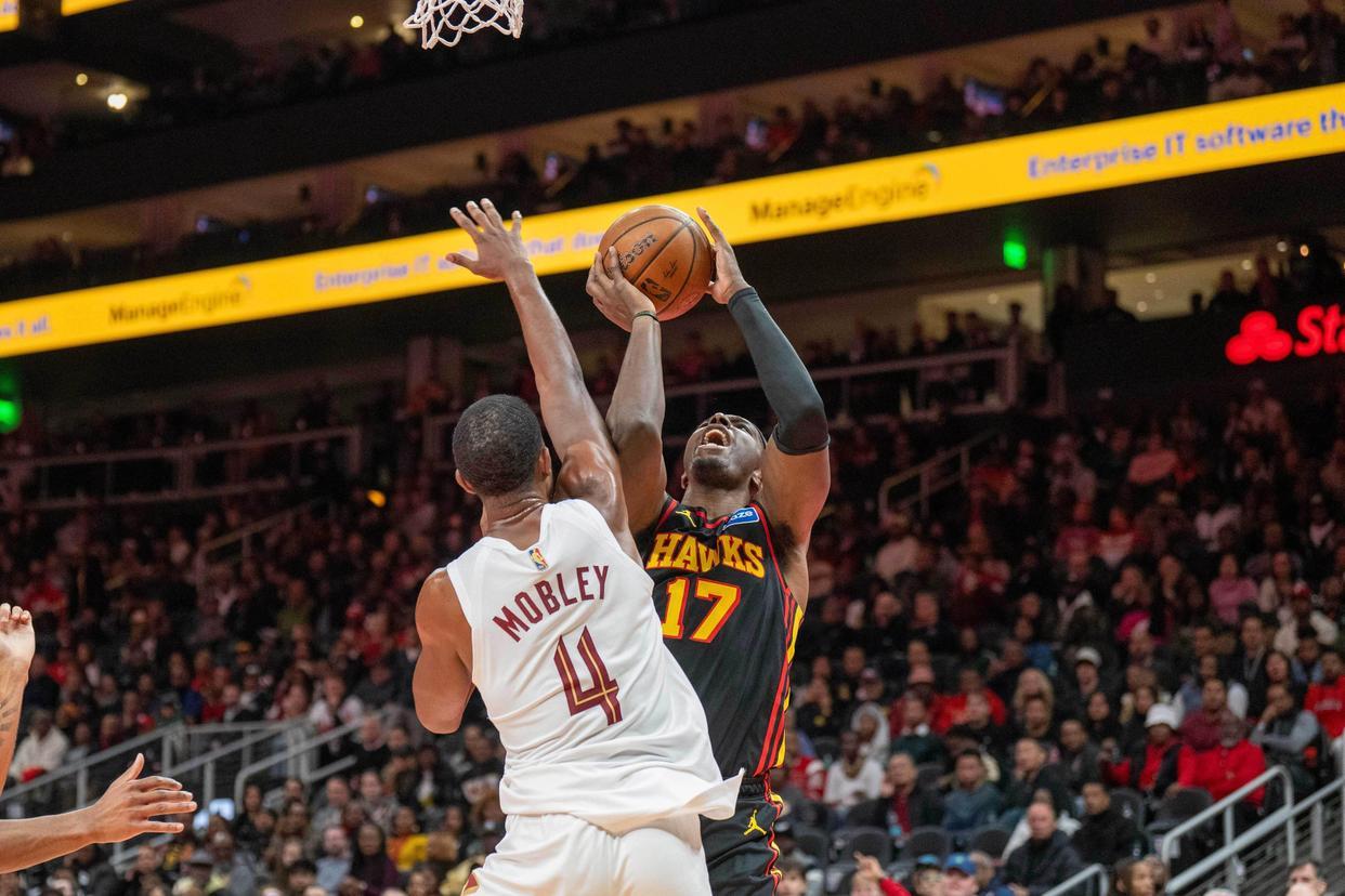 云开体育-哈登21+5+4记3分，骑士险胜老鹰！米切尔31+7创纪录，莫布里22+19