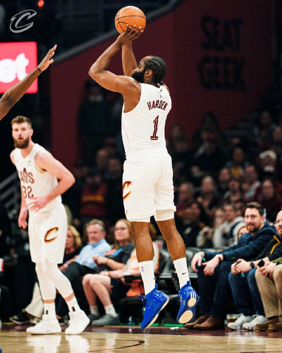 云开体育-哈登21+5+4记3分，骑士险胜老鹰！米切尔31+7创纪录，莫布里22+19