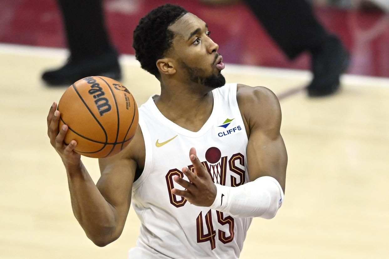 云开体育-哈登21+5+4记3分，骑士险胜老鹰！米切尔31+7创纪录，莫布里22+19